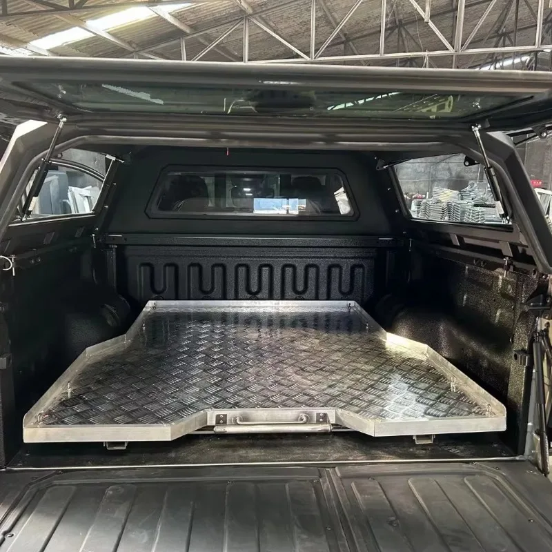 

Новая модель Apollo 2026: универсальные аксессуары для пикапов – направляющие для паллет, накладки на рейлинги и другие внешние элементы.