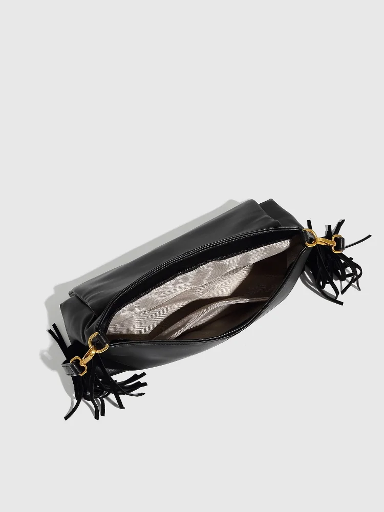 2025 Classici Borsa da donna nera Borsa a tracolla con nappe alla moda Borsa con copertura ribaltabile Borse da pendolare versatili Borse con busta in pelle PU