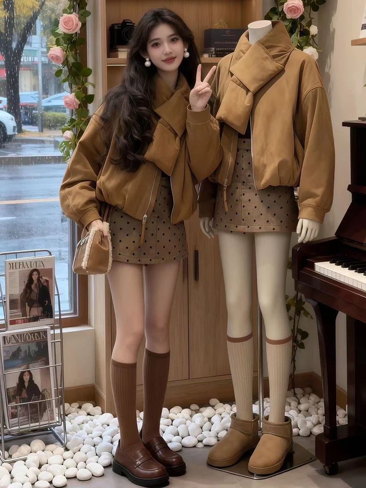 

Зимний комплект Ele: модный женский костюм-двойка из хлопка и полиэстера с длинными рукавами, состоящий из укороченной куртки и юбки.