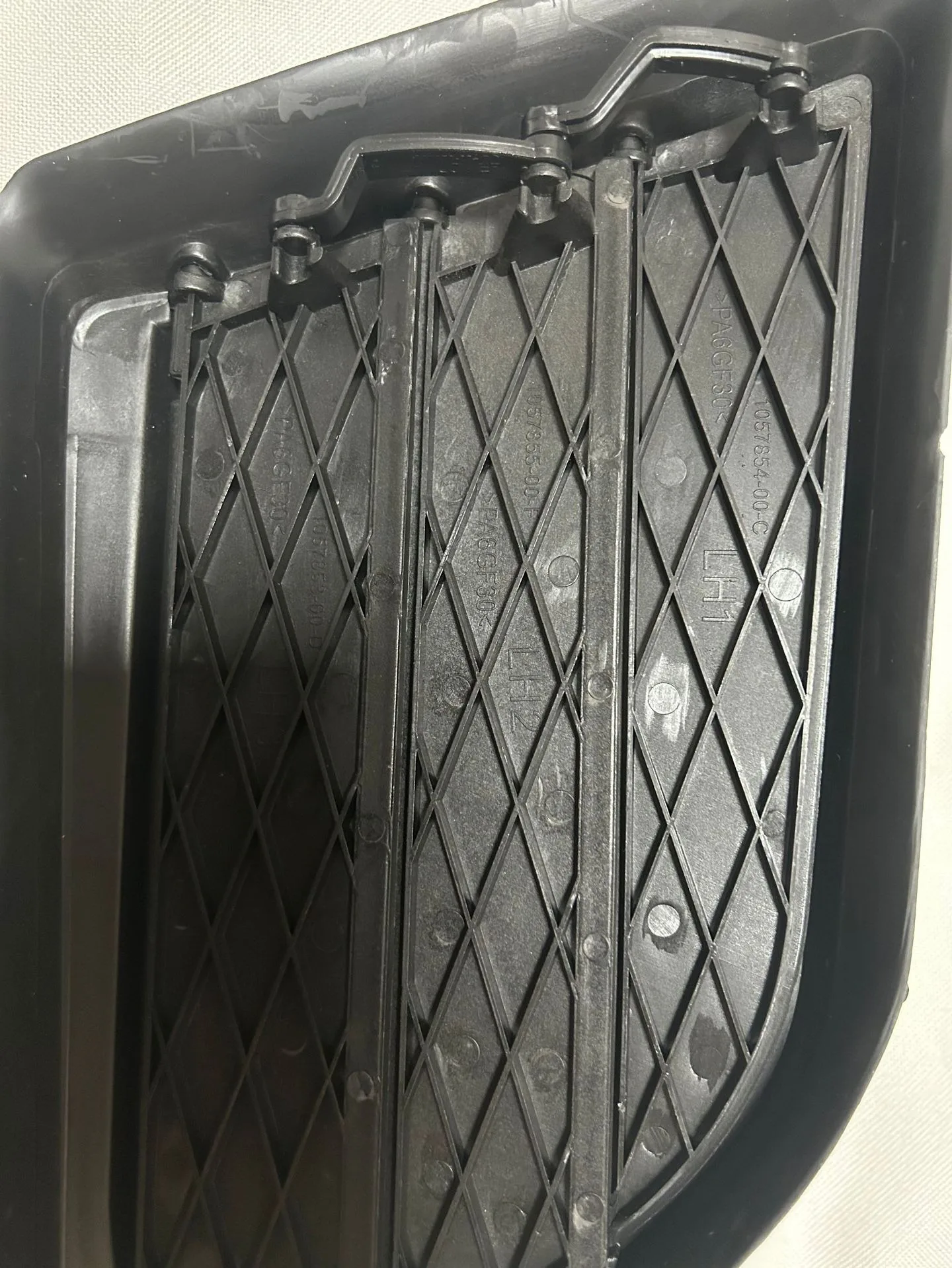 Für Tesla Model S 2016-2020 Auto-Stoßstange Aktiver Kühlergrill Nebelscheinwerfer-Gehäuse Rahmen 1057851-00-J 1058007-00-J Auto-Zubehör – Detail 2