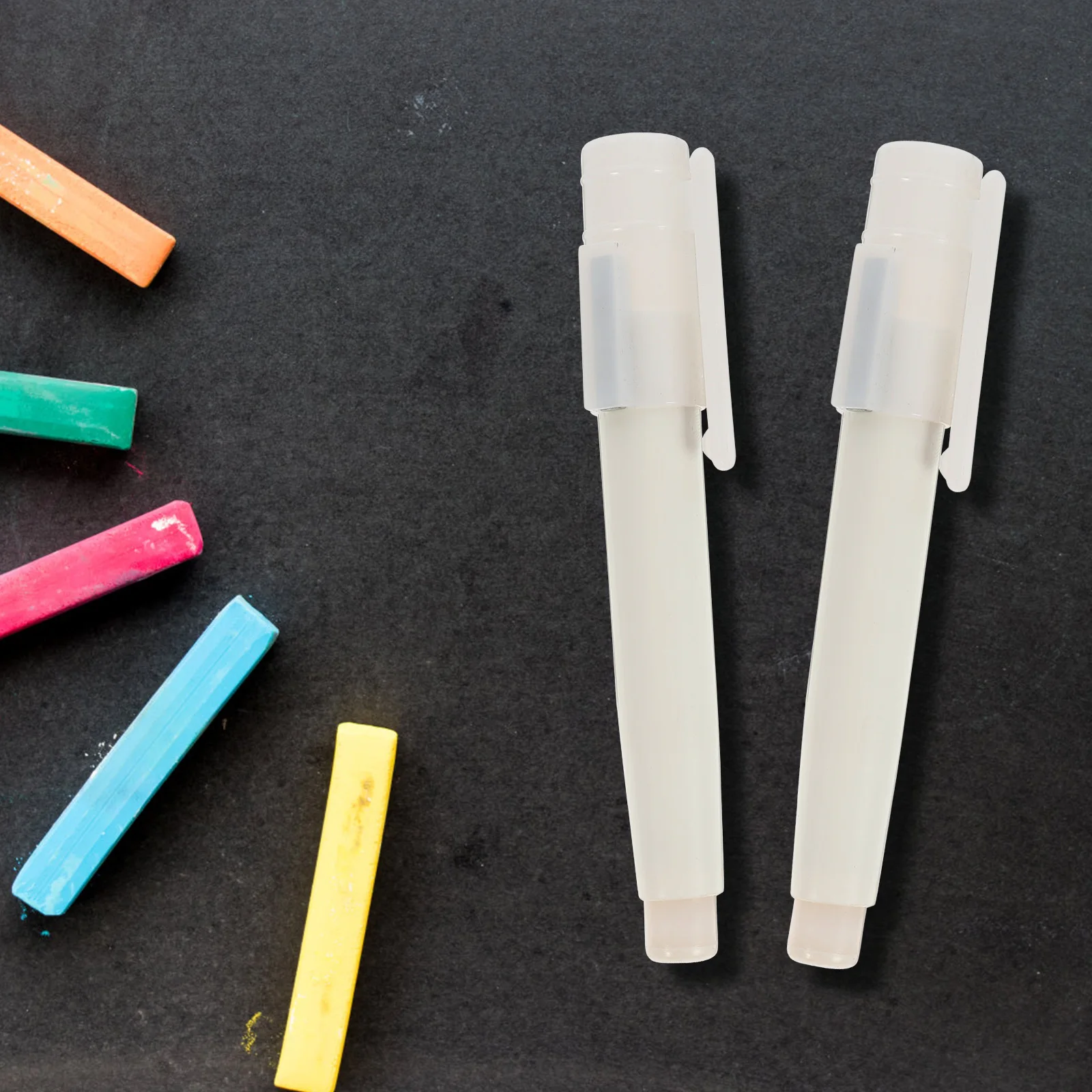 

2pcs Chalk Holder Dust Free Water Soluble Graffiti Pen Clip Lightweight Plastic School Supplies Home Office Use
