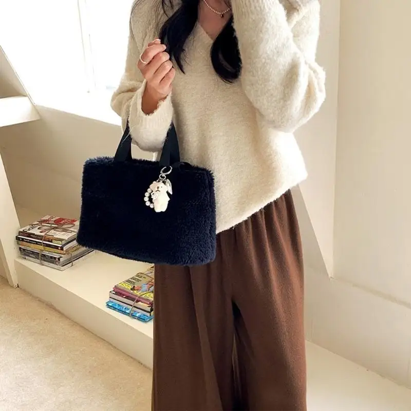 

Удобная плюшевая сумка для женщин. Нечеткая зимняя сумка на плечо. Повседневная сумка с верхней ручкой. Сумка с достаточным для