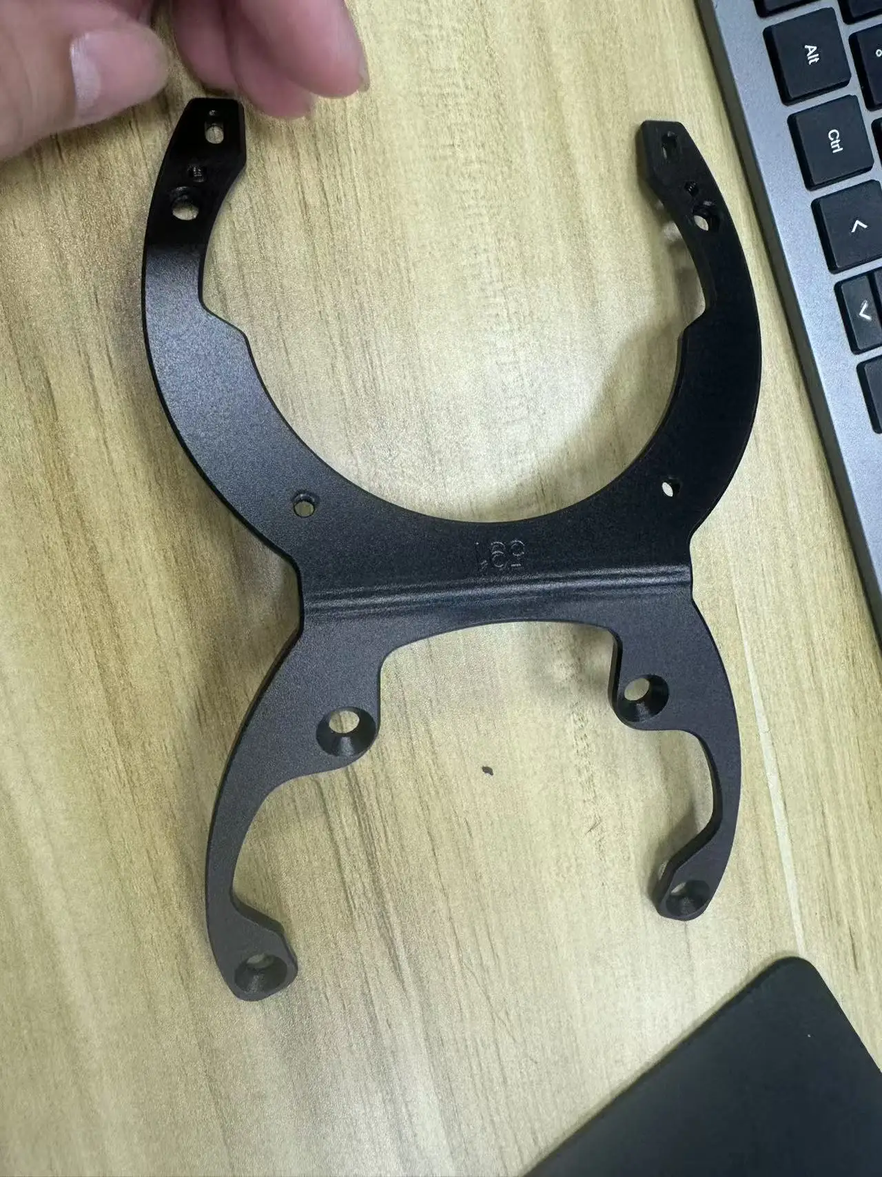 إعادة إصدار لرف إعادة إصدار قوس حقيبة خزان الوقود الصحيح #4