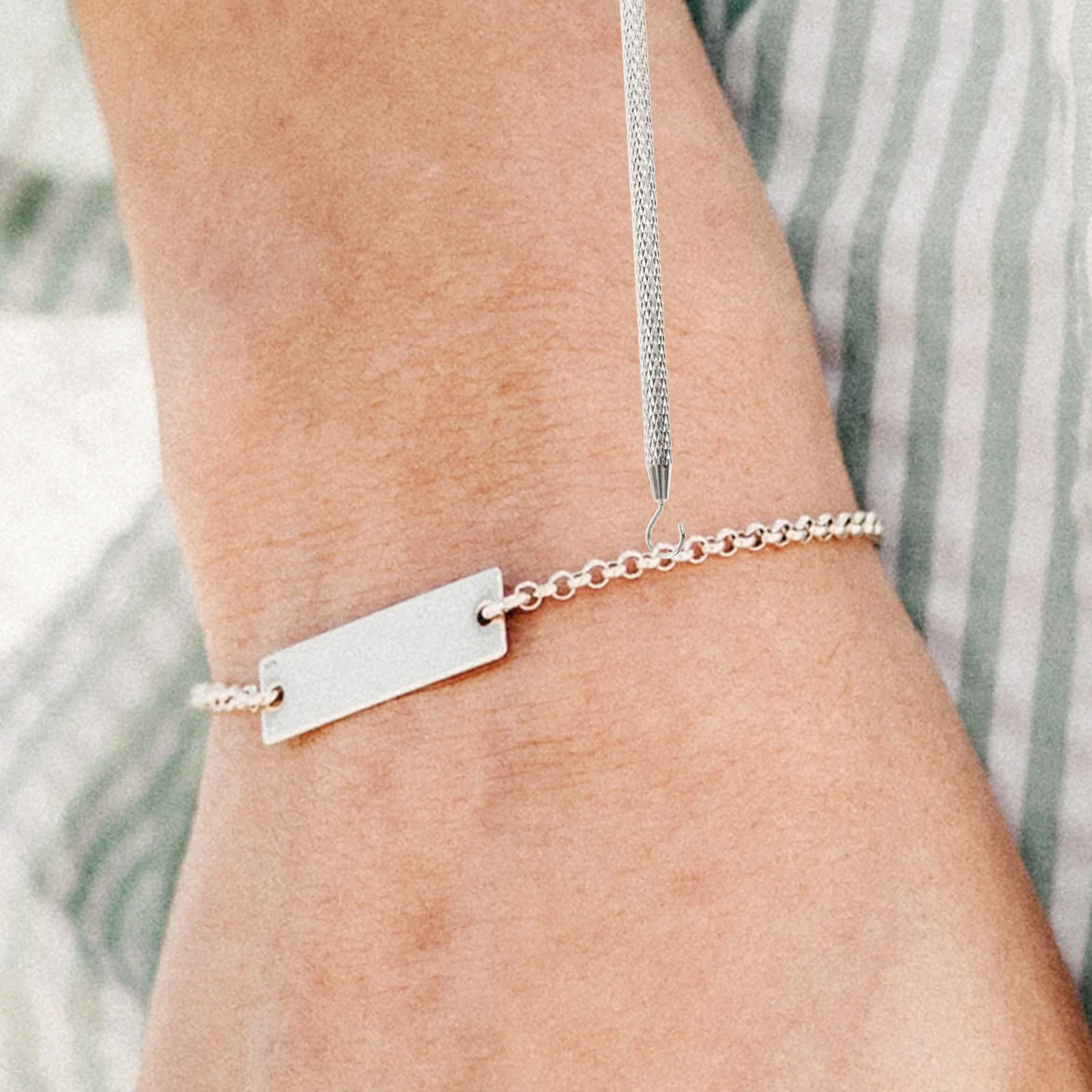 

Bracelet Wearing Tool Alloy Jewelry Helper Portable Lightweight Easy Use Durable Comfortable Handle Memo Display Stand