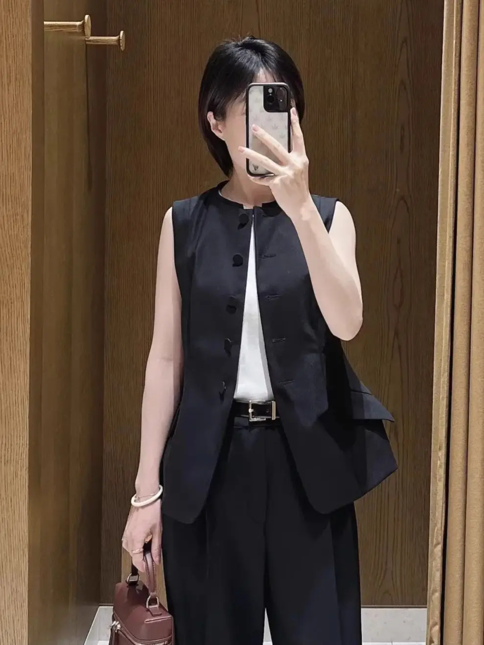 

Женский черный брючный костюм: однобортный жилет с круглым вырезом без рукавов + прямые брюки с высокой талией. Элегантный женский костюм.