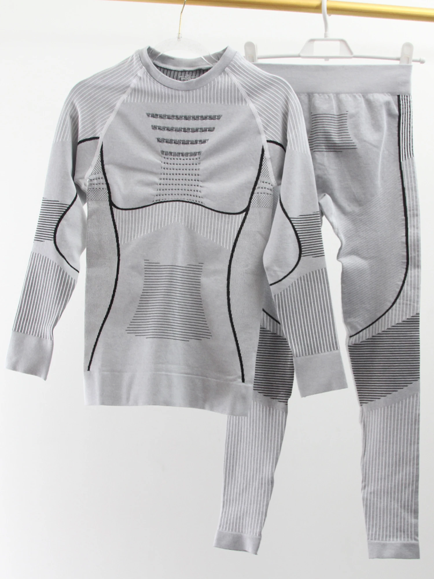 completo-sportivo-da-donna-per-sci-e-corsa-in-misto-lana-compressivo-asciugatura-rapida-caldo-e-confortevole-design-senza-cuciture