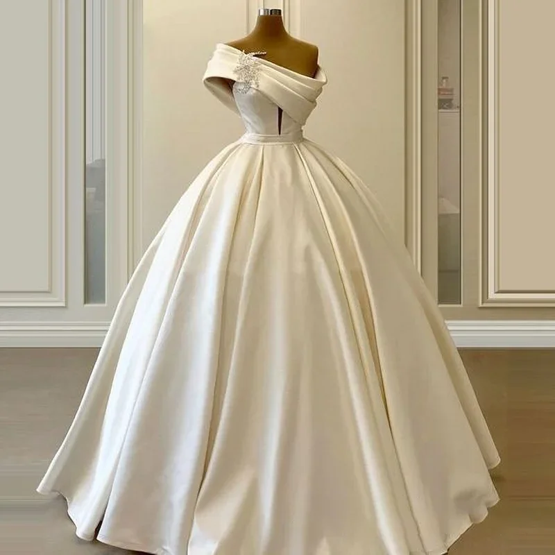 Vestidos de novia de un solo hombro a la moda, vestidos de baile drapeados con pliegues exquisitos blancos, vestidos de novia elegantes hasta el suelo con tren de barrido