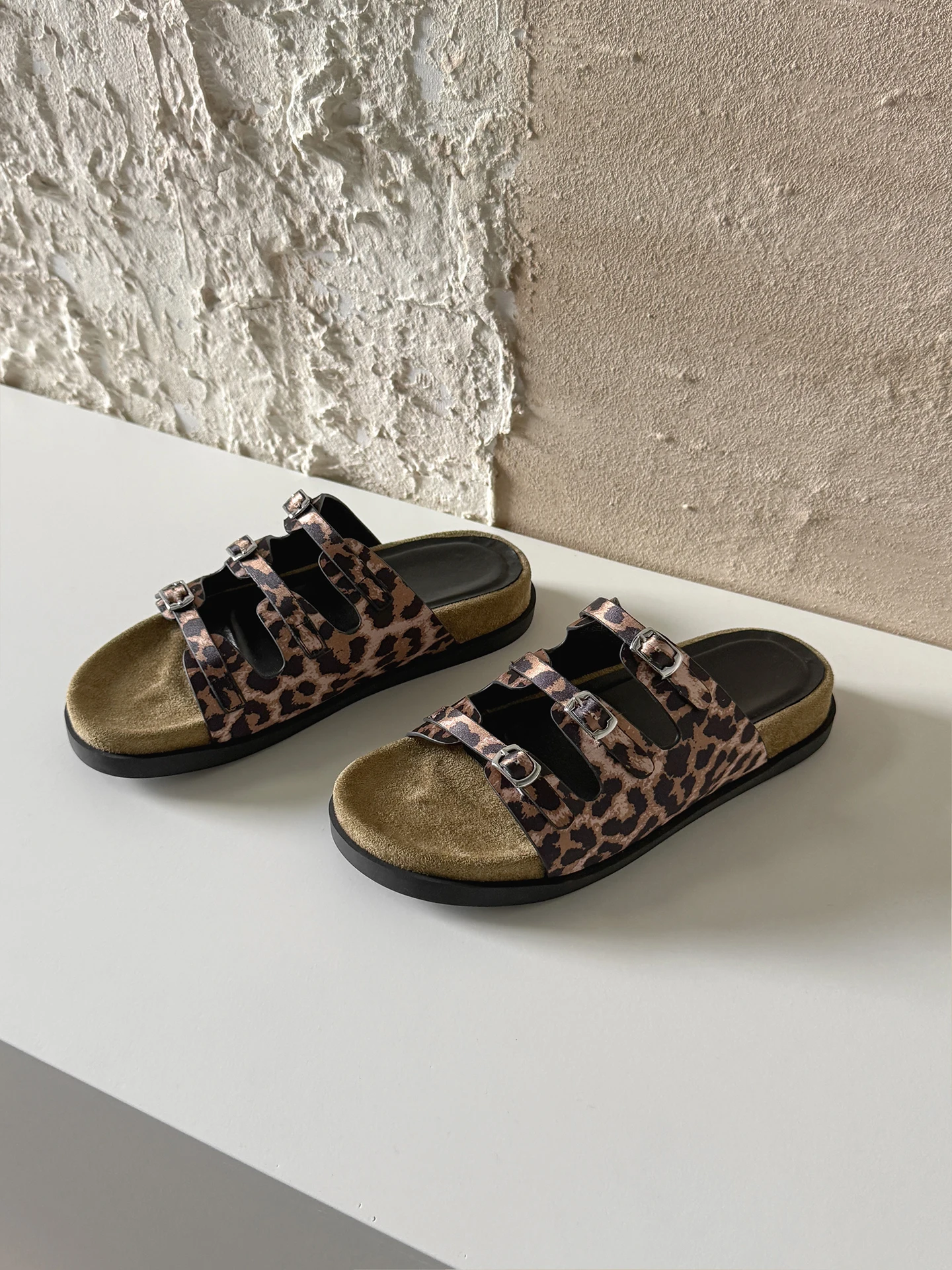 

Cow Suede Women Sandals Shoes Fashion leopard Slippers Flats Heels Woman Round Open Toe Summer Casual buckle Women Shoes