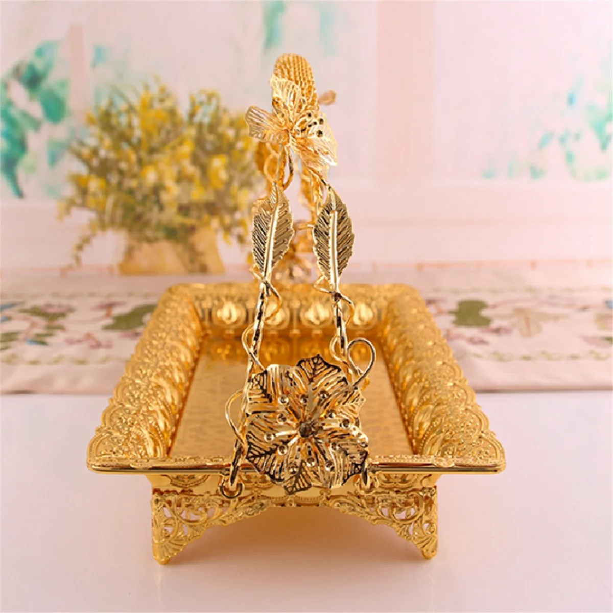 

A06RP Fruit Snack Basket European Classic Style Gold Metal Single Layer Multipurpose Snack Basket for Living Room Gift Table