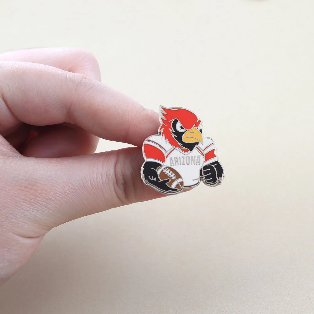 Arizona Football Cardinal Emaille-Pin Sportteam-Maskottchen-Brosche für Fans Spieltag Rucksack Kleidungszubehör Schmuck Geschenk – Detail 4