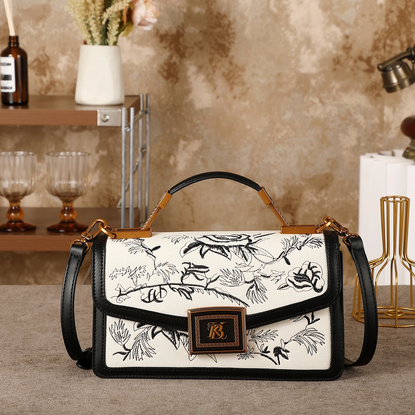 

Женская сумка 2026 года, новая модная сумка через плечо с вышивкой, дизайнерская высококачественная универсальная повседневная сумка.