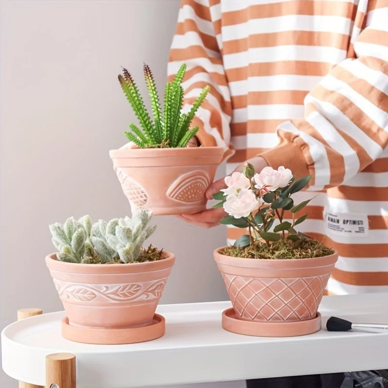 Geprägter, weiß getünchter Terrakotta-Pflanzgefäß mit Drainageloch und Untertasse. Rustikaler unglasierter Terrakotta-Topf für Pflanzen im Innen- und Außenbereich