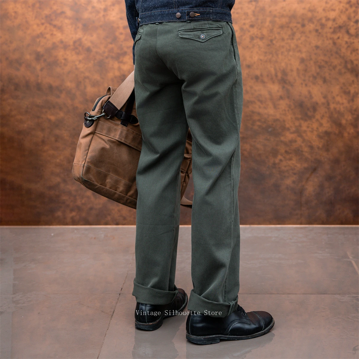 سروال شينو ضابط مصبوغ بالملابس باللون الأحمر تورنادو يناسب الطراز الأمريكي غير الرسمي للرجال في اليوم