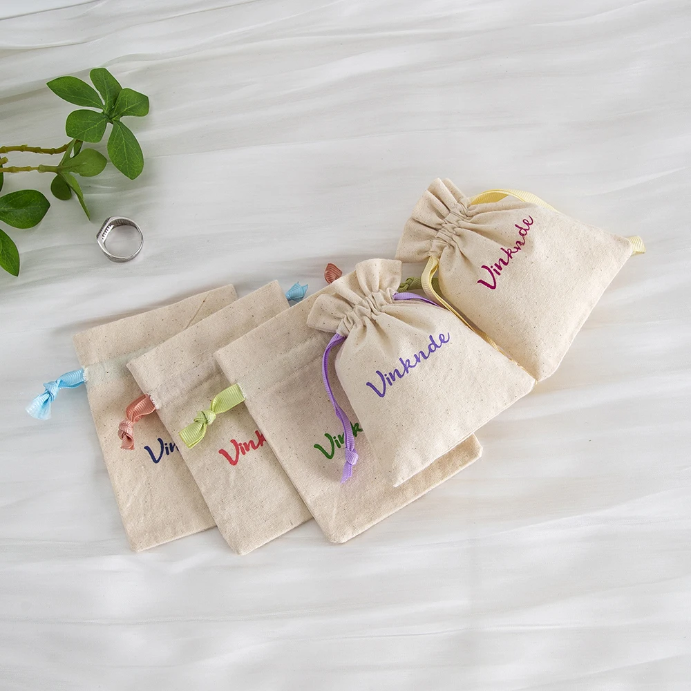 8*10 سنتيمتر شعار مخصص طبيعة القطن قماش مجوهرات حزمة حقيبة برباط مع الشريط البيج القماش العضوي النسيج أكياس الغبار الصغيرة