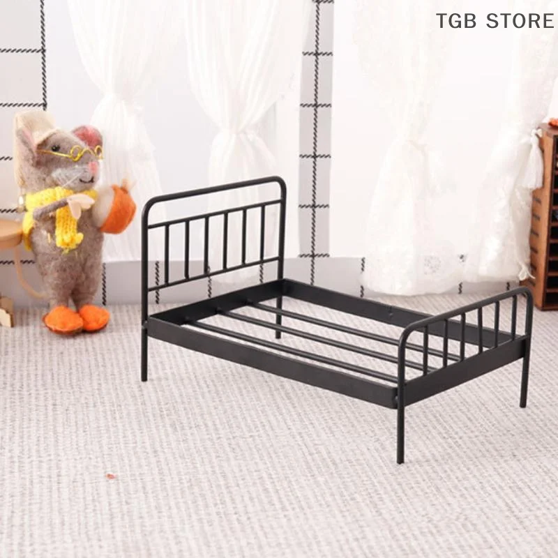 เตียงตุ๊กตาเหล็กจิ๋ว 1 ชิ้น แบบจำลองเฟอร์นิเจอร์เตียงตุ๊กตาขนาด 1:12 ของตกแต่งบ้านตุ๊กตา ของเล่น DIY