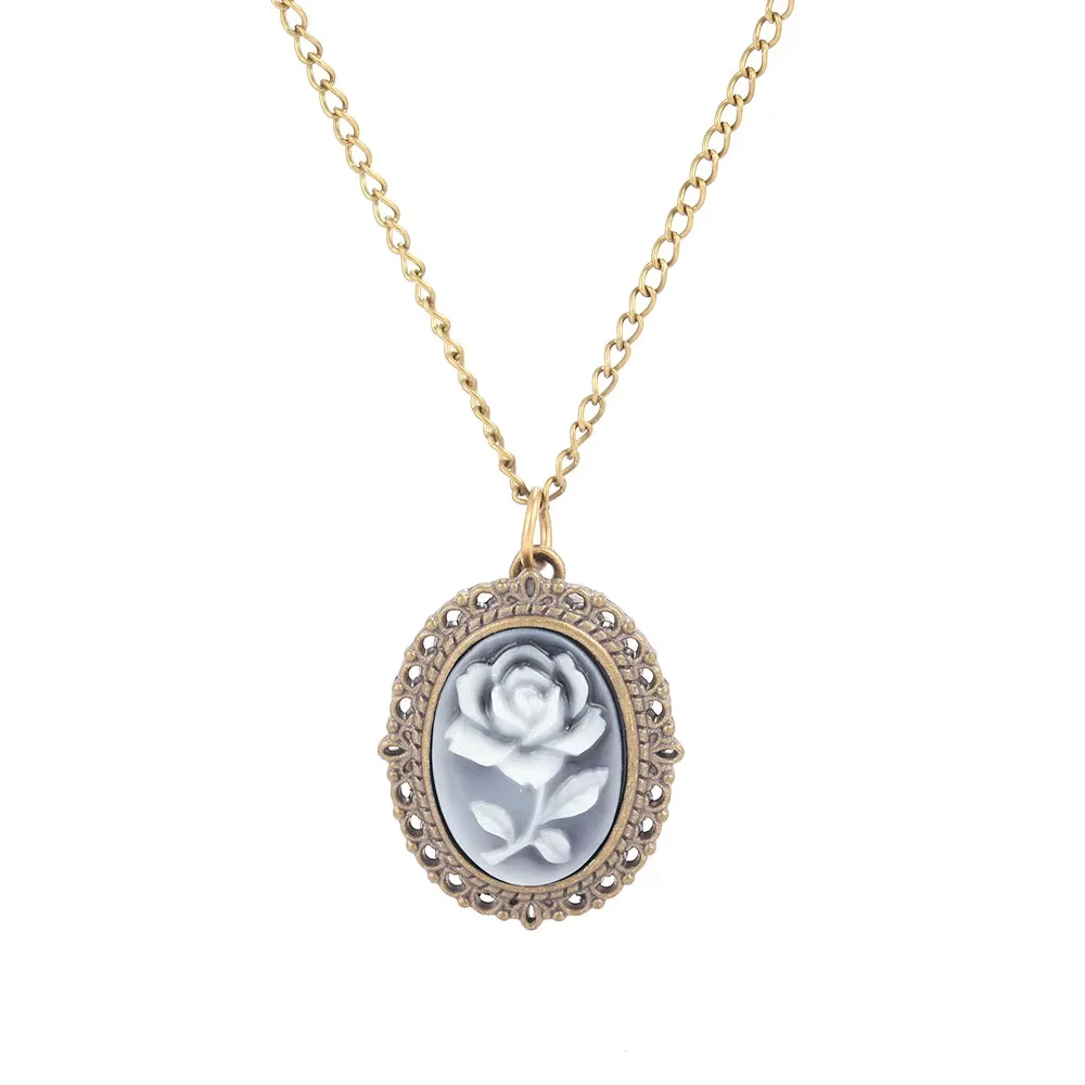 

Flower pattern embossed flower personality exquisite gift souvenir white noodles Roman lettering small flip pocket watch