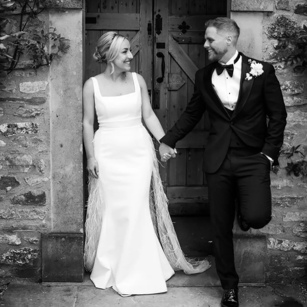 Modern Square Neck Mermaid Bridal Dress Feather Side Train Luxury Bride Dress Sleeveless Plus Size Wedding Dress Customized