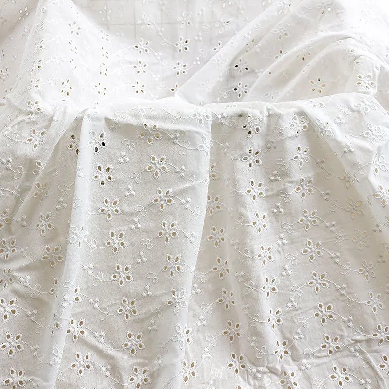 1 yarda de tela de algodón blanco roto de 135 cm de ancho, tela de encaje hueco con flores bordadas, material para blusas de mujer X547