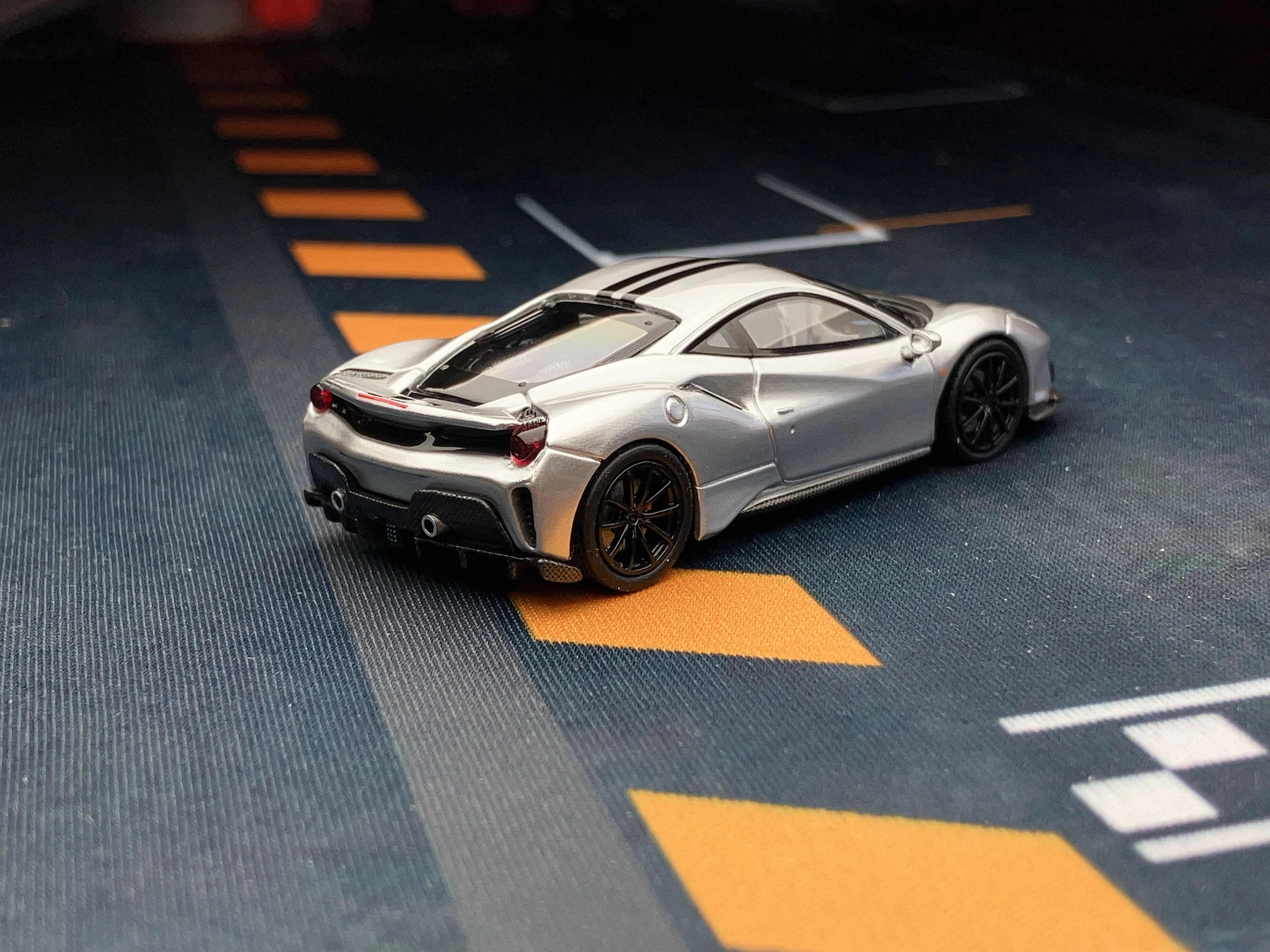 TOC 1:64 488 Pista Coupe Model Sportowy Odlewany z Metalu Samochód