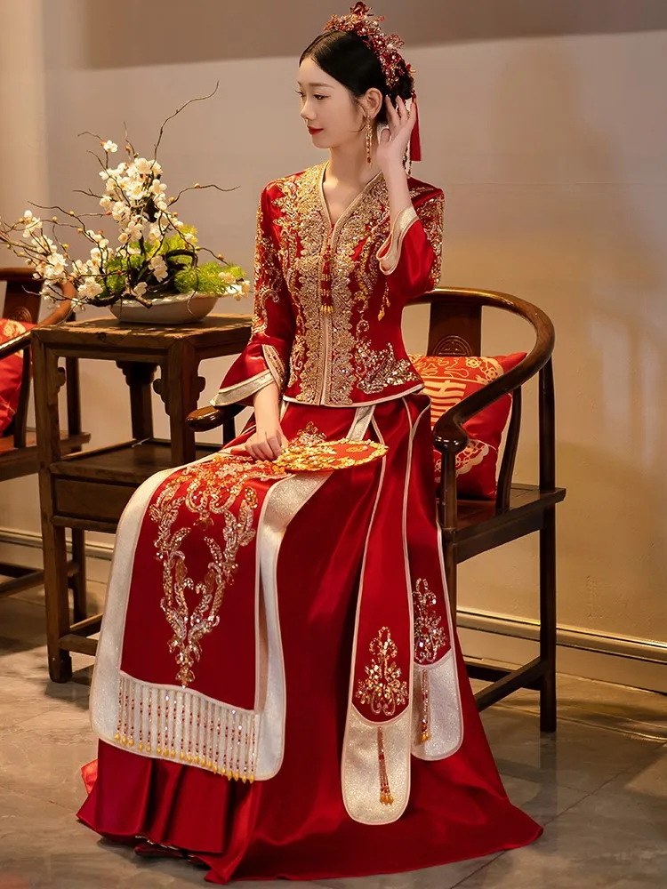 The bride's large-sized thin Chinese-style wedding dress gown and