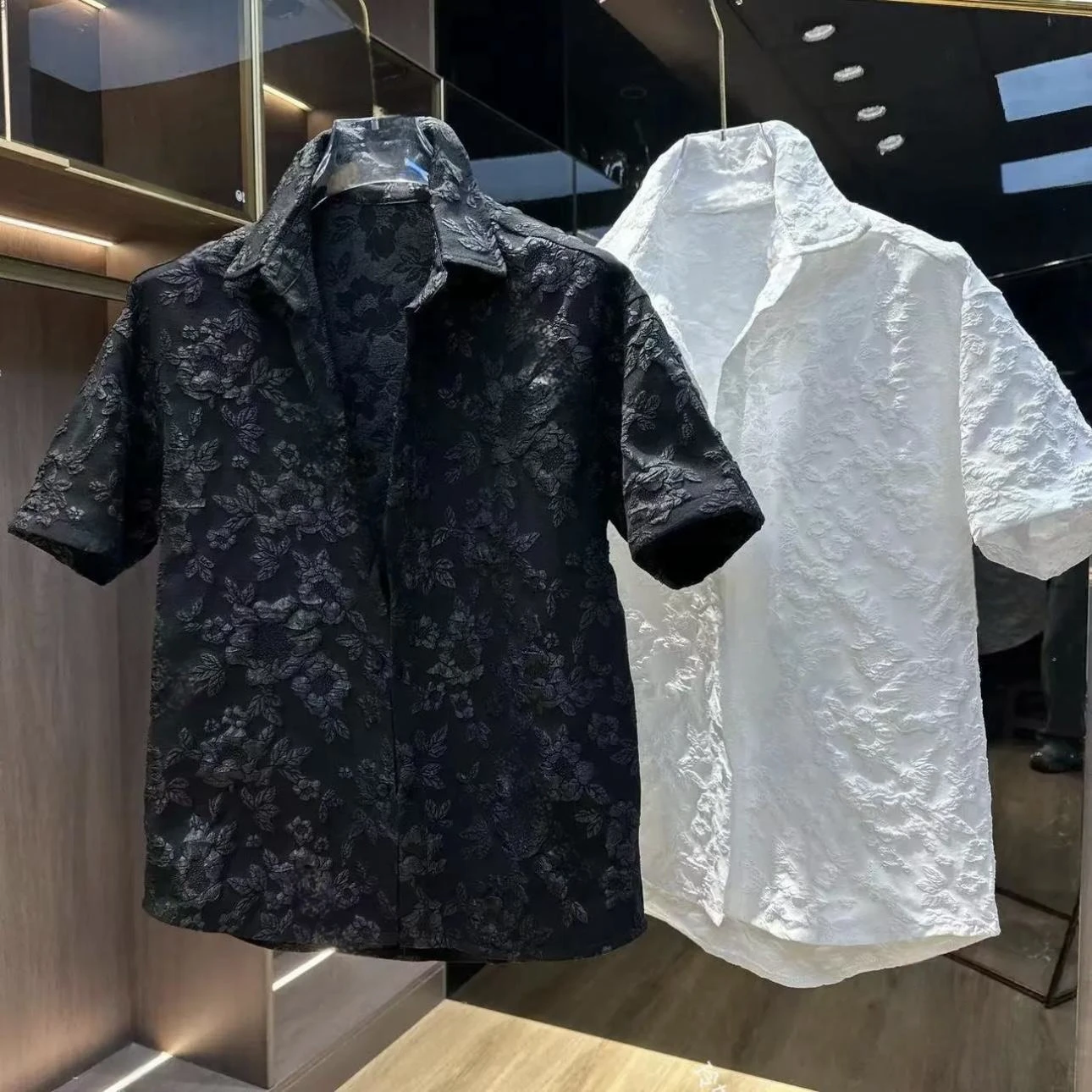 

Summer New Loose Men's ort Sve irt with Emed Flower Design Flip Collar Breathable Faionable Couple Outfit