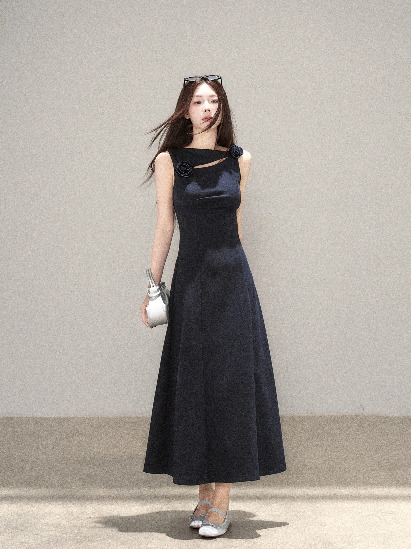 

Новое летнее женское платье в корейском стиле: асимметричная длинная юбка А-силуэта без рукавов с завышенной талией и принтом «Дикие ягоды»