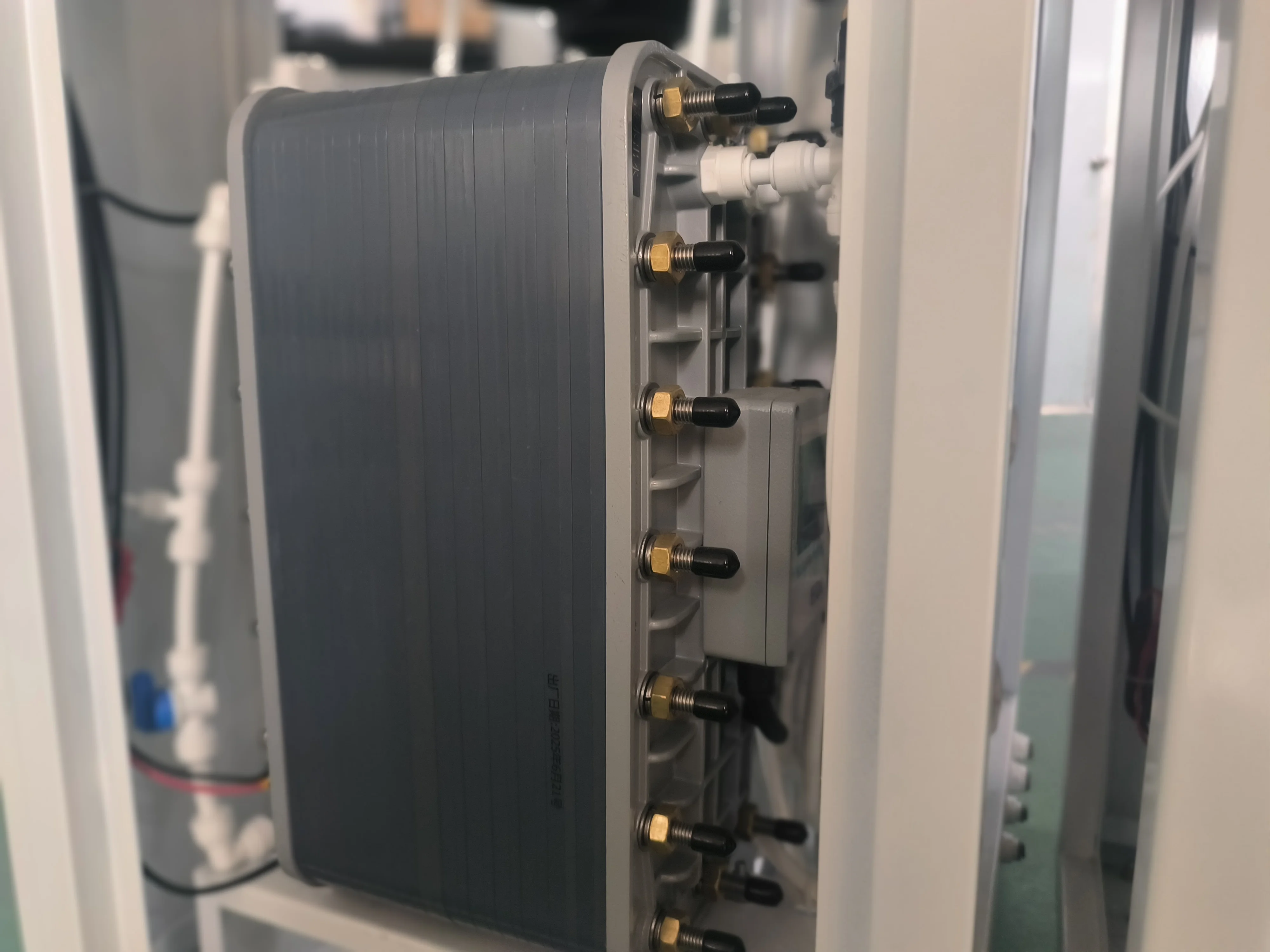 Small RO+EDI Deionized Water System Plug-and-Play Pure Water Equipment For Lab Reduced Usage Costs With Core PLC Pump Components