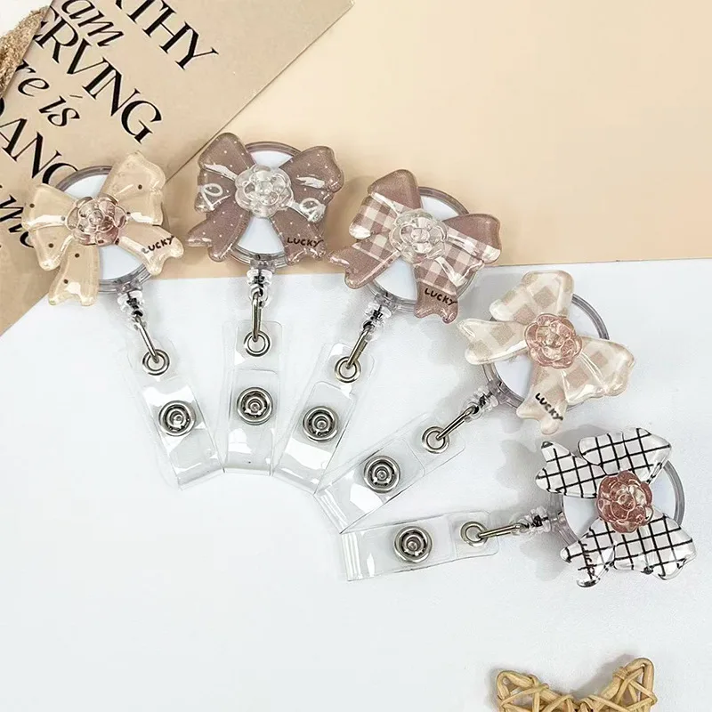 

Выдвижная катушка для бейджа с розовым бантом, эластичный рабочий держатель для удостоверений личности для студентов-медсестер, ремешок с защитой от потери и зажимом