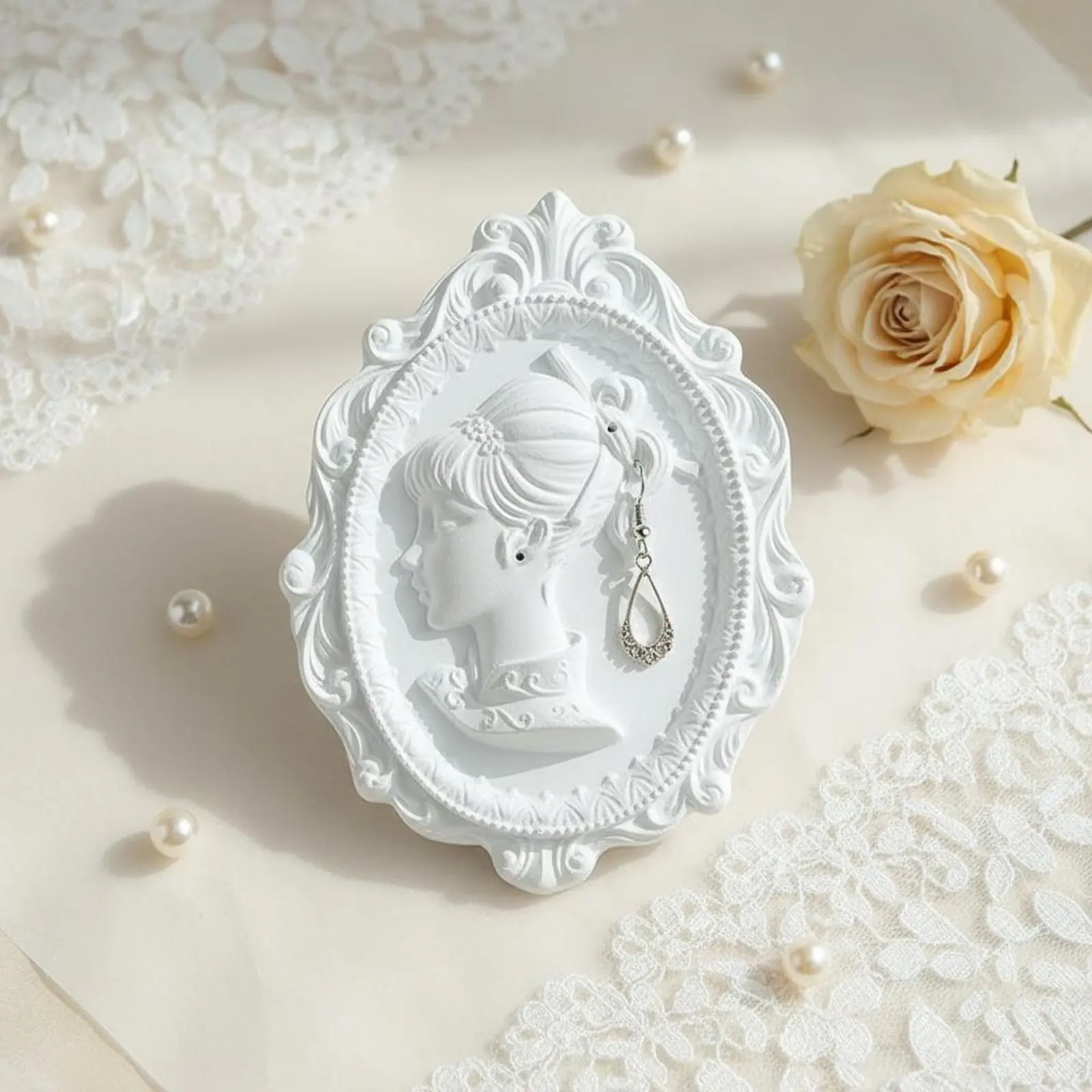 European Design Jewelry Rack Attention-Grabbing-Catching Decor Vintage Photo Frame Jewelry Display Ornate Band Display Frame