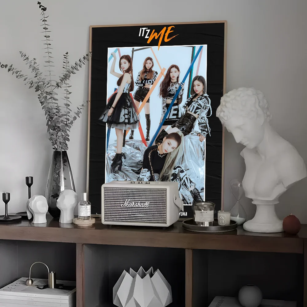 J-YP I-itzy Girls Anime Posters Sticky HD Quality Wall Art Retro Posters For Home Room Wall Decor