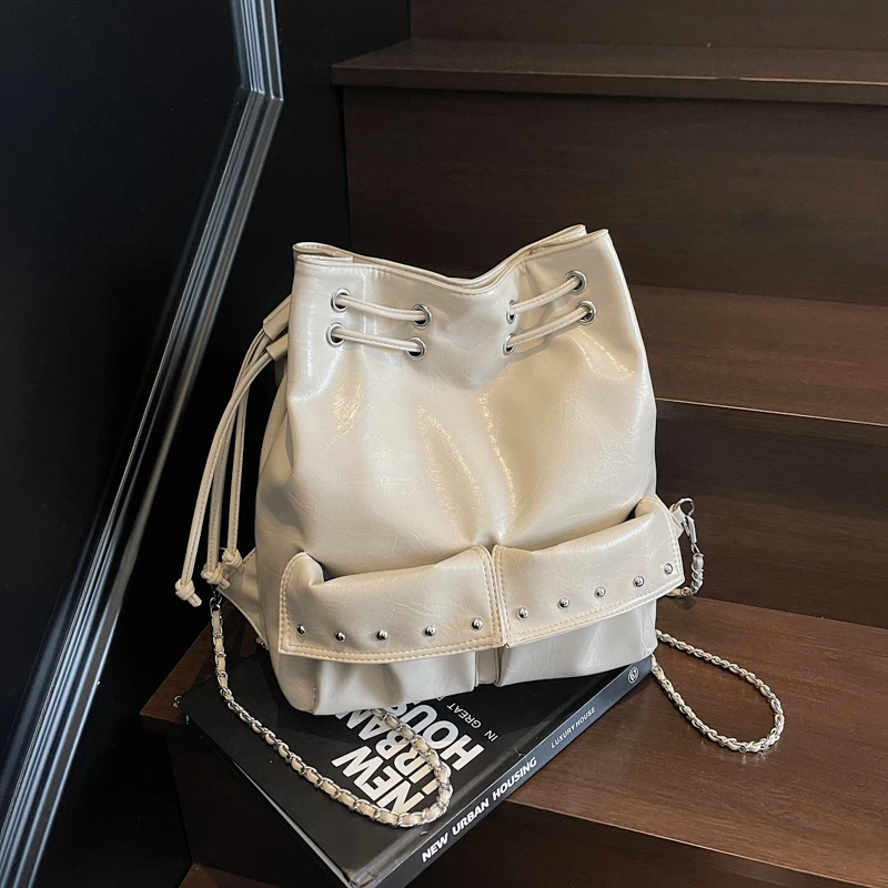 

Новинка 2025 года, глянцевые сумки через плечо и через плечо из искусственной кожи, однотонные рюкзаки большой вместимости, стильный дизайн, заклепки, цепочки и рюкзаки для женщин