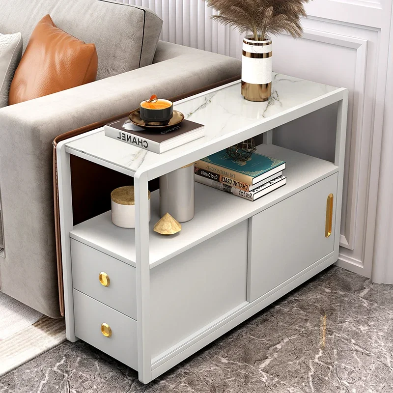 شقق صغيرة بجوار الأريكة مع ألواح الصخور والزوايا وعدد قليل من خزائن التخزين المتحركة، وهي بسيطة ومخزنة