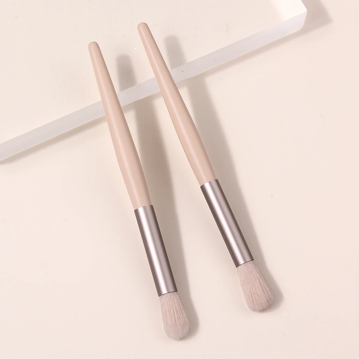 2PCS Highlight Brush Set,Cream Wooden Handle,Ultra Soft Fluffy hair For Shimmer Highlight Application Glitter Pickup