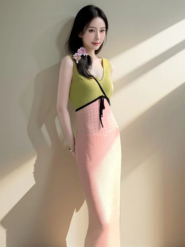 2024 Erdbeer-Spleiß-Farbkontrast-Strickkleid für Damen im Sommer, hohe Taille, schlankmachendes Design, Tank-Top-Rock