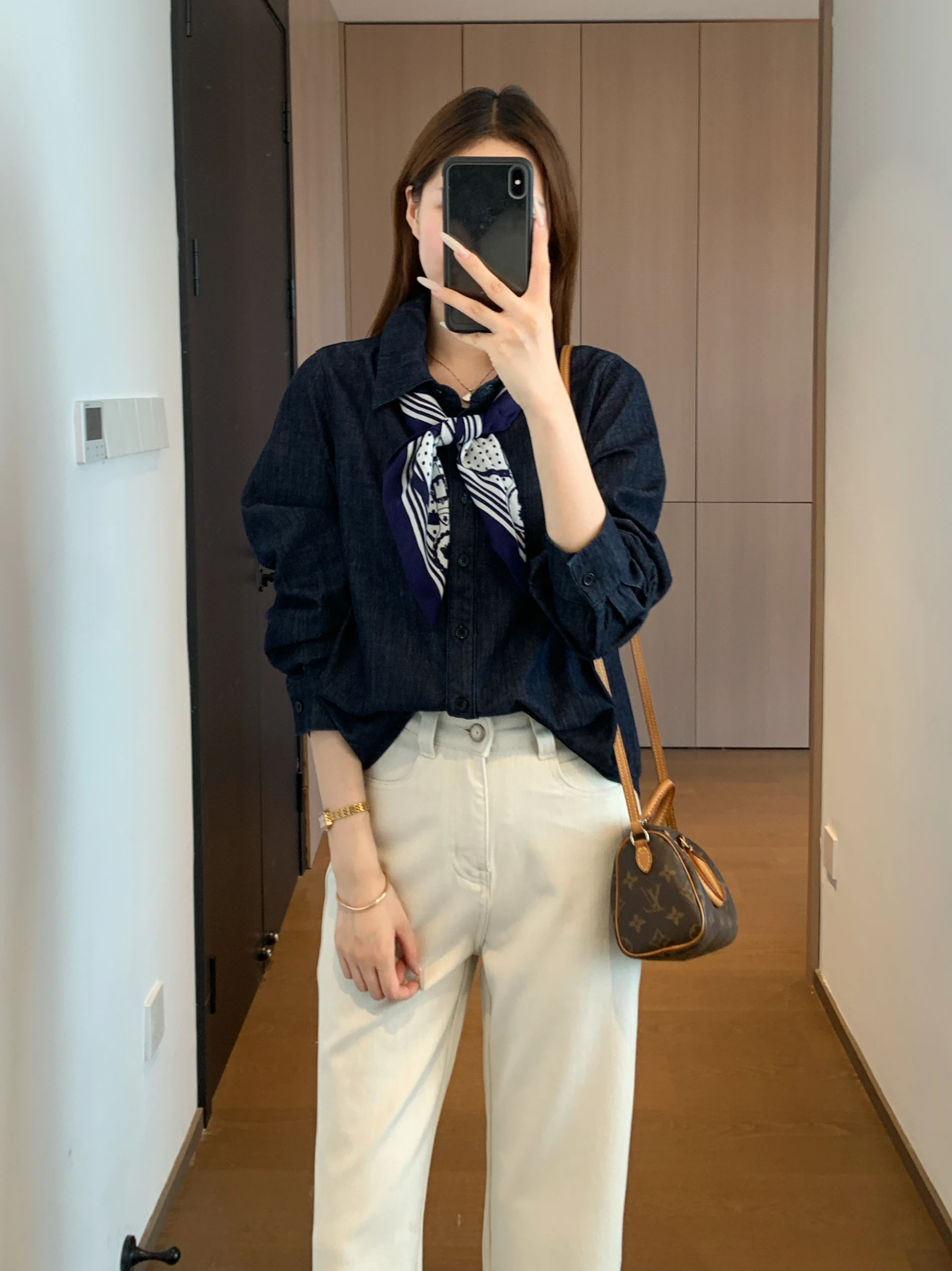 

The Vintage Sle Loose Fit Cotton irt with Scarf Deep Blue Denim Color Blo Collar Women's Faion Autumn irt