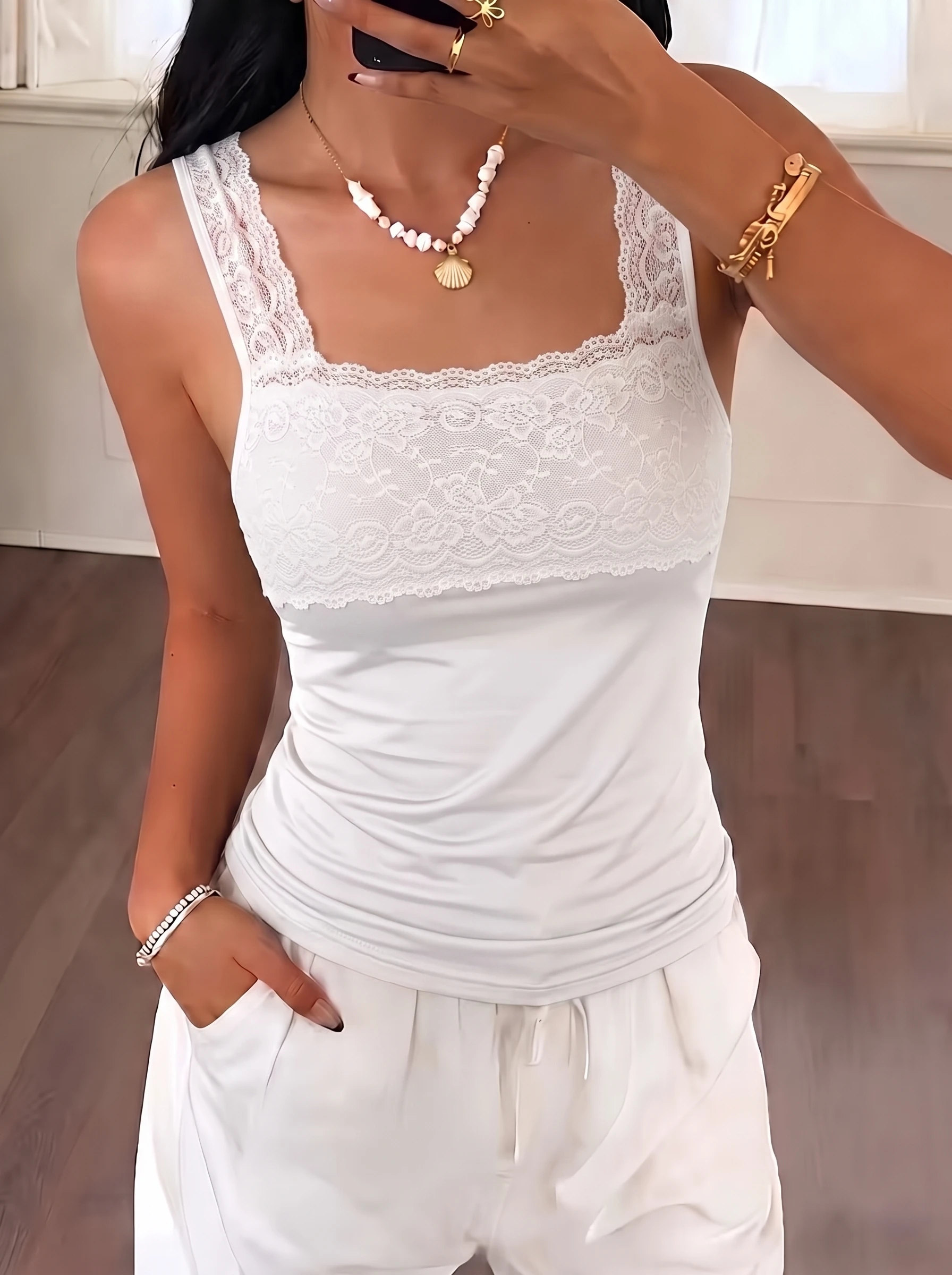 3-Piece Set of Women's Lace Patchwork Camisoles, Comfortable Inner Wear, Suitable for All Seasons, New Autumn and Winter Styles, Elegant and Sexy, Versatile Women's Sleeveless Tops and Underwear, a Must-Have in the Wardrobe