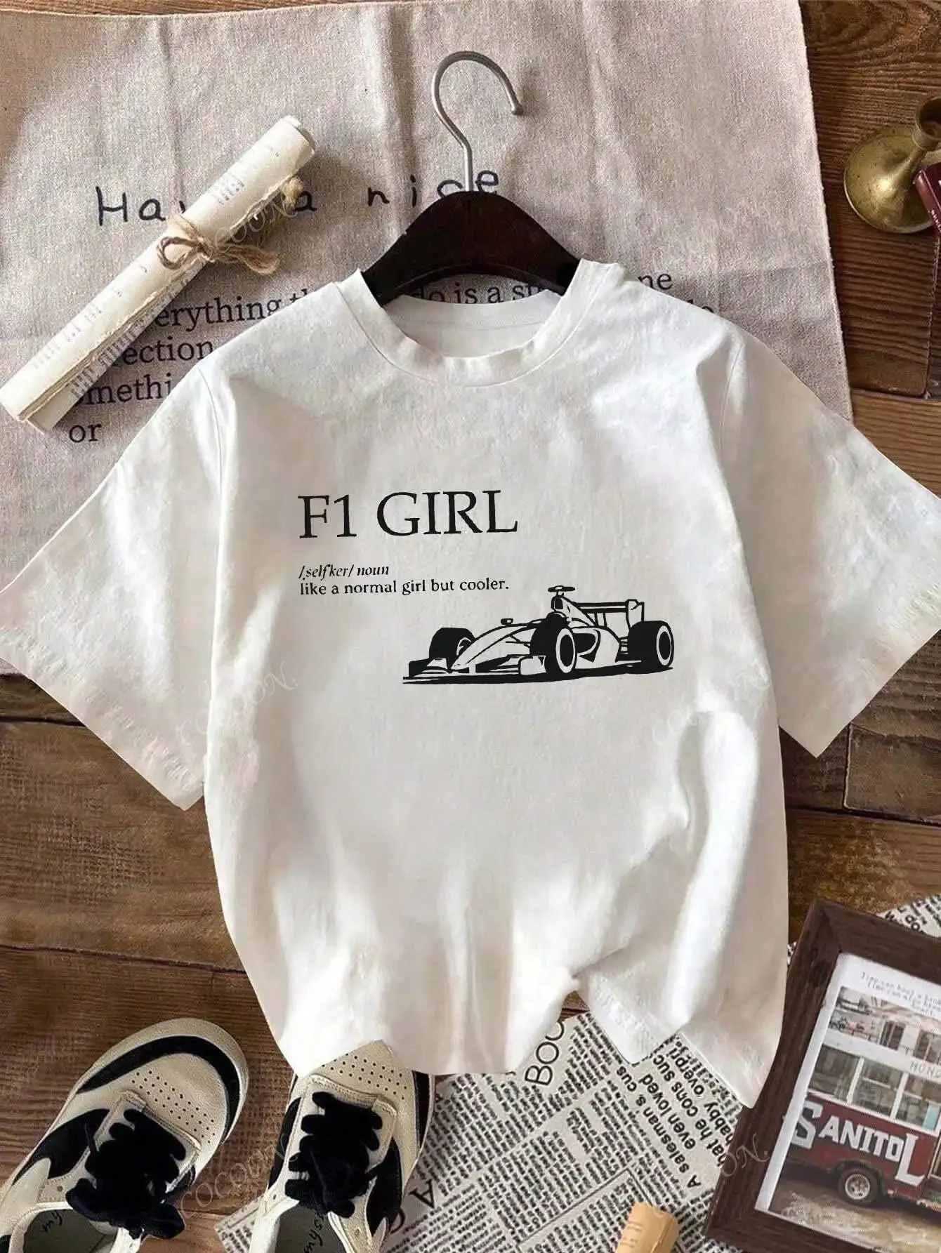 Camiseta informal Retro Cool Girl F1 Racing con estampado de cuello redondo y manga corta para mujer, camiseta blanca diaria, camisetas gráficas Vintage