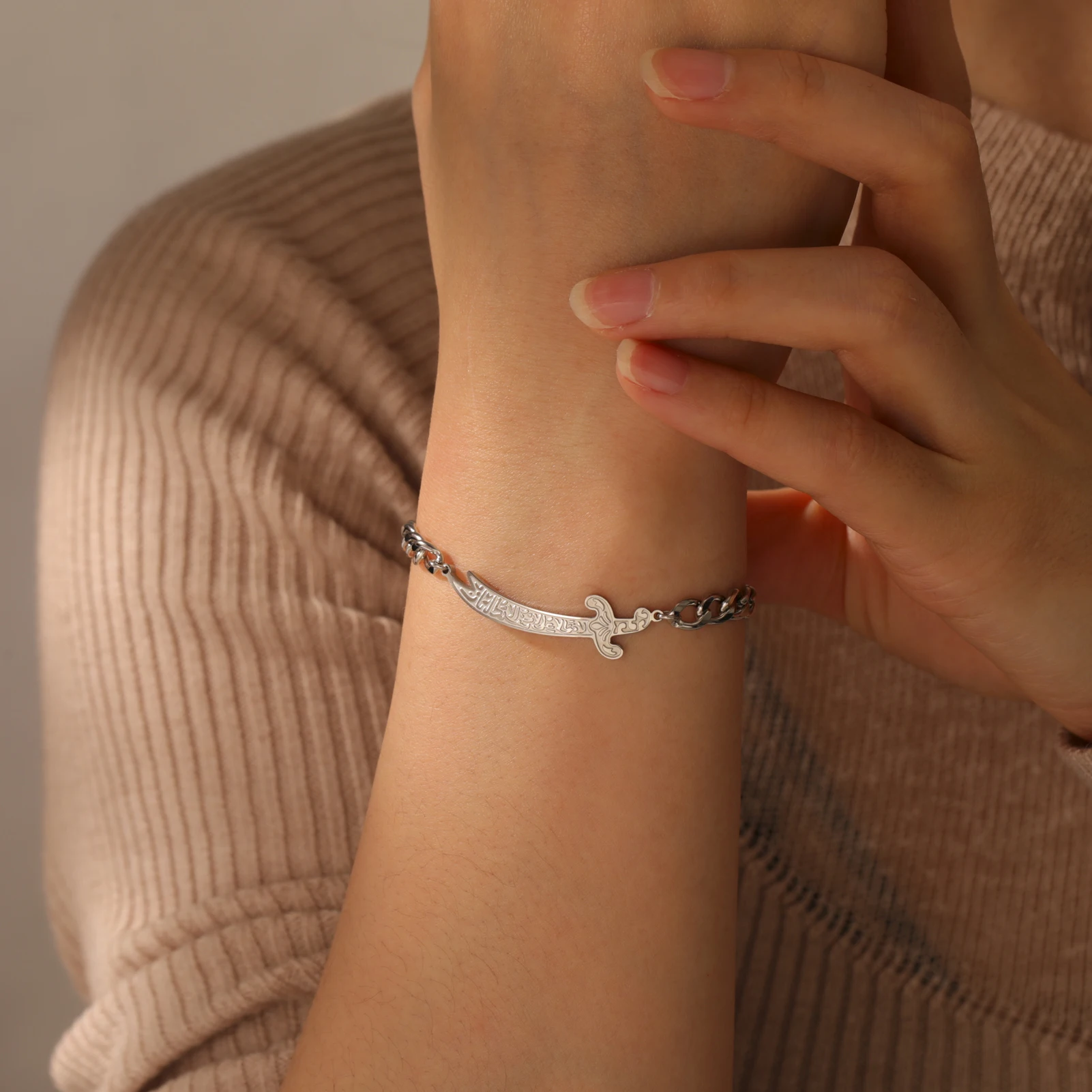 Amaxer Имама Али Зульфиqar Браслет с мечом для женщин и мужчин Ювелирные изделия из нержавеющей стали Исламский амулет Подарок Оптовая продажа Amaxer Имама Али Зульфиqar Браслет с мечом для женщин и мужчин Ювелирные изделия из нержавеющей стали Исламский амулет Подарок Оптовая продажа