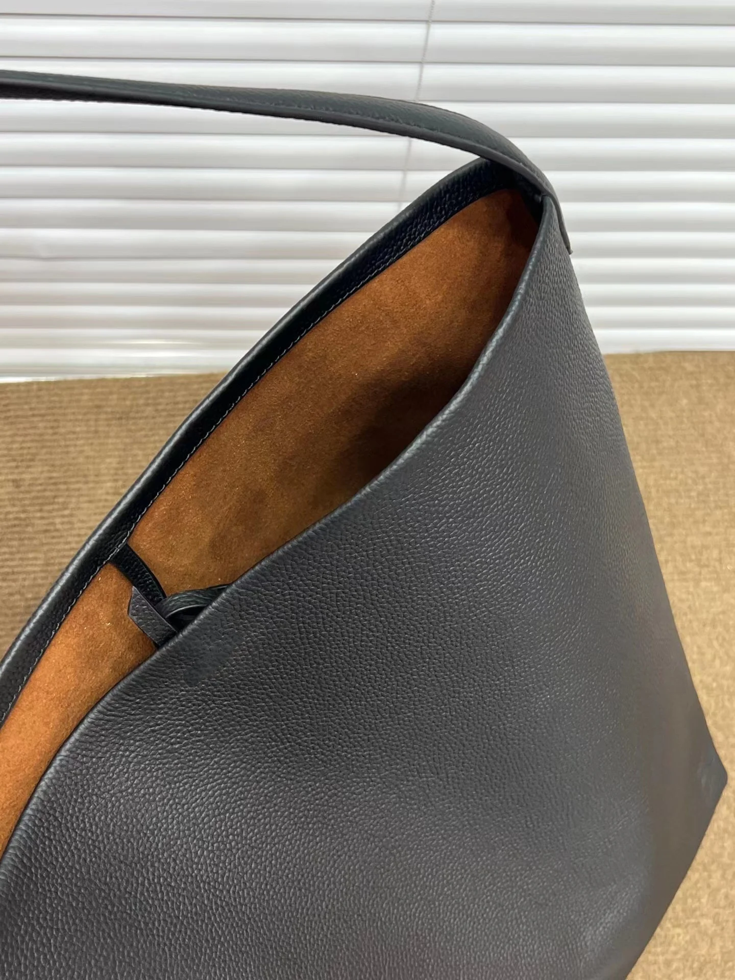 Cowhide Autumn Winter Bag: Durable, Breathable Large-Capacity Commuter Tote Bag for Women Single-Shoulder Bucket Bag view 6
