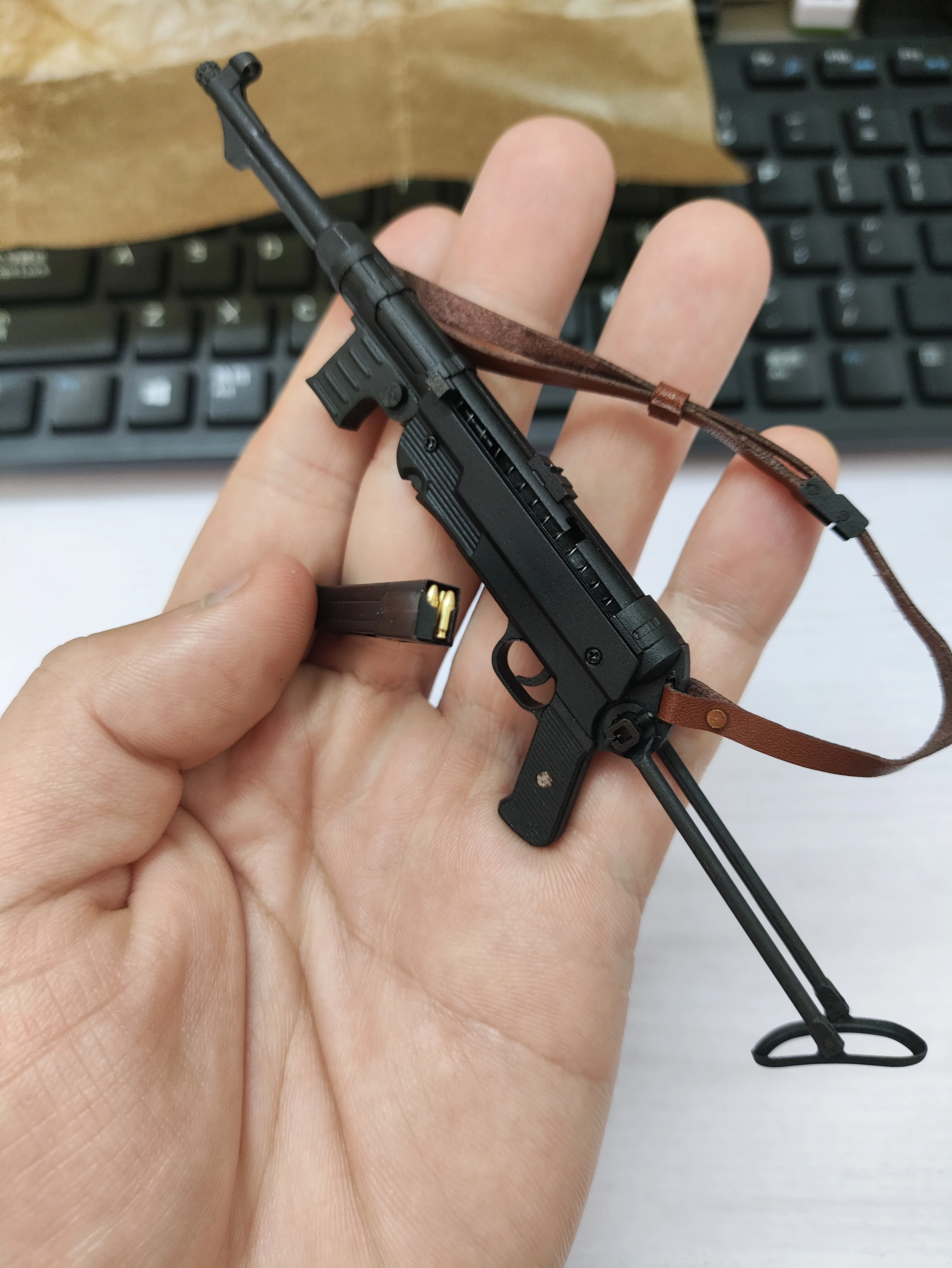 

1/6 Scale WWII Military MP40 Submachine Gun Detailed Metal Detachable Rifle Action Figure Model Kit