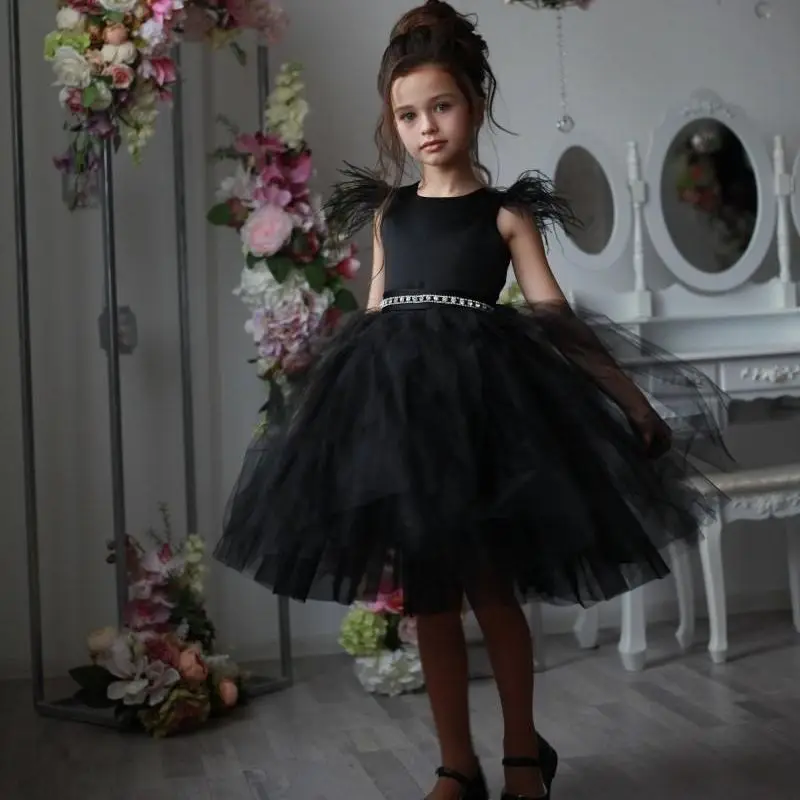 

2023 Black Girls Pageant Dresses With Feathers Jewel Neck Sleeveless Ruffles Backless flower girl dresses for weddings