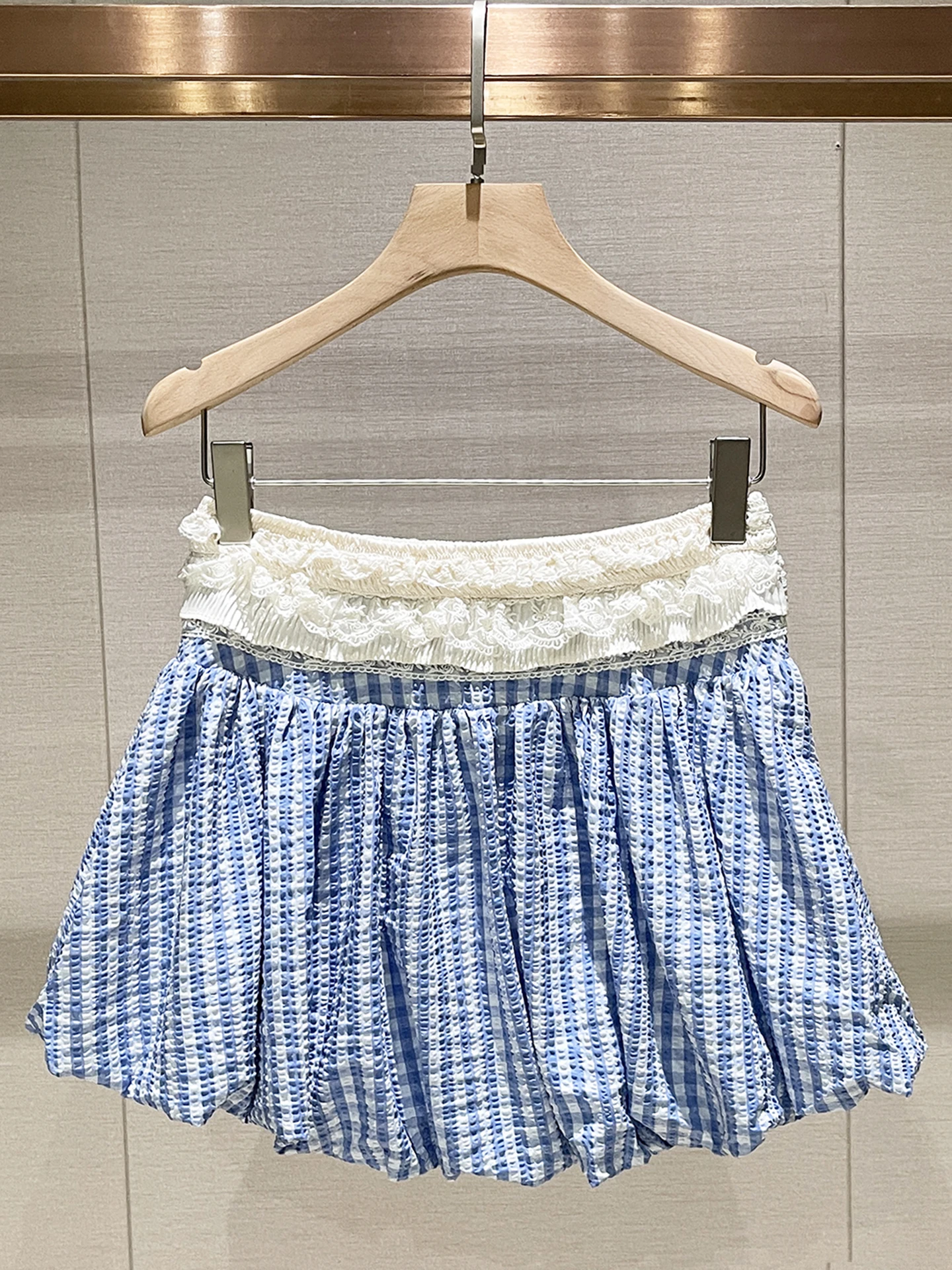 

Элегантная короткая плиссированная юбка с высокой талией, женская, с кружевным цветочным принтом, повседневный стиль, новая коллекция Весна 2026, эффект похудения