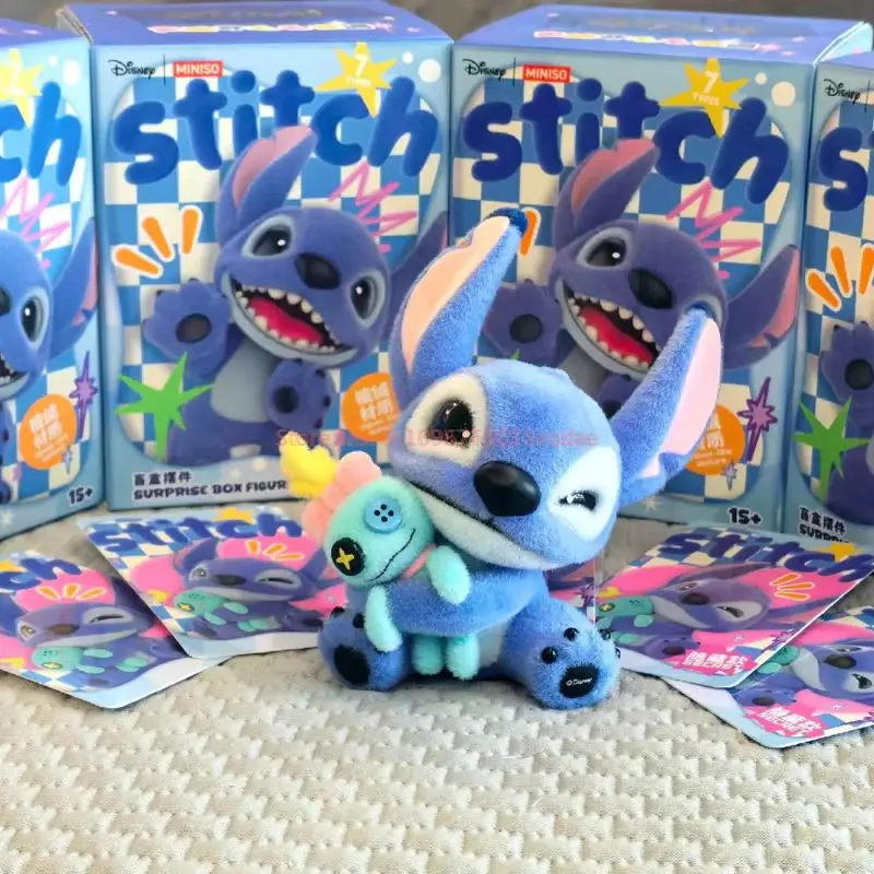 Disney Stitch Fluffy Adventure Series Blind Box Mini bambola floccata Decorazione da scrivania Giocattolo misterioso Regalo Action Figure da collezione