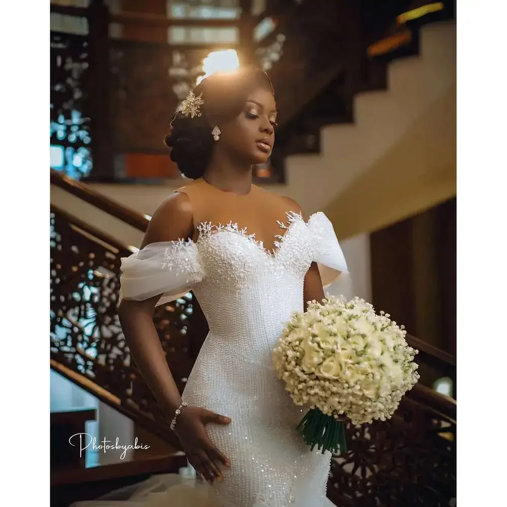 ชุดแต่งงานแบบเปิดไหล่สไตล์อาหรับประดับลูกปัดแบบอีบี  สำหรับเจ้าสาว  แบบรัดตัวด้านหลัง  ไซส์พลัส  ทรงเมอร์เมด