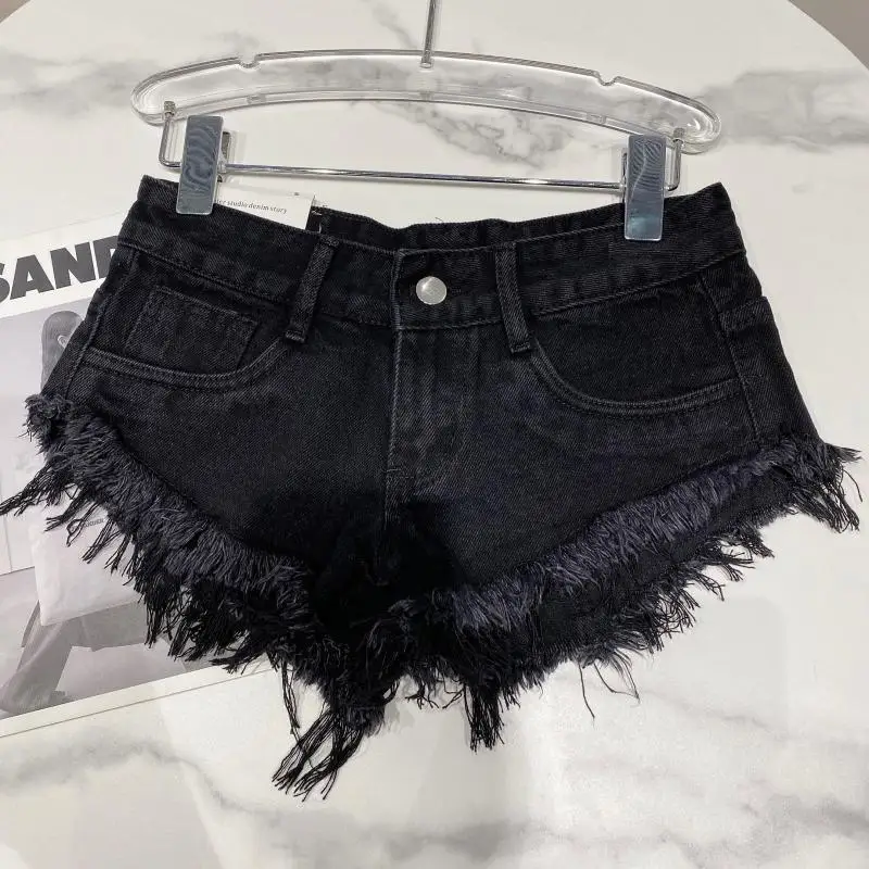 Damskie krótkie spodenki Street Sle Faded Denim, ultra krótkie, modne na jesień 2025, z wysokim stanem, obcisłe, jasnoniebieskie jeansy.