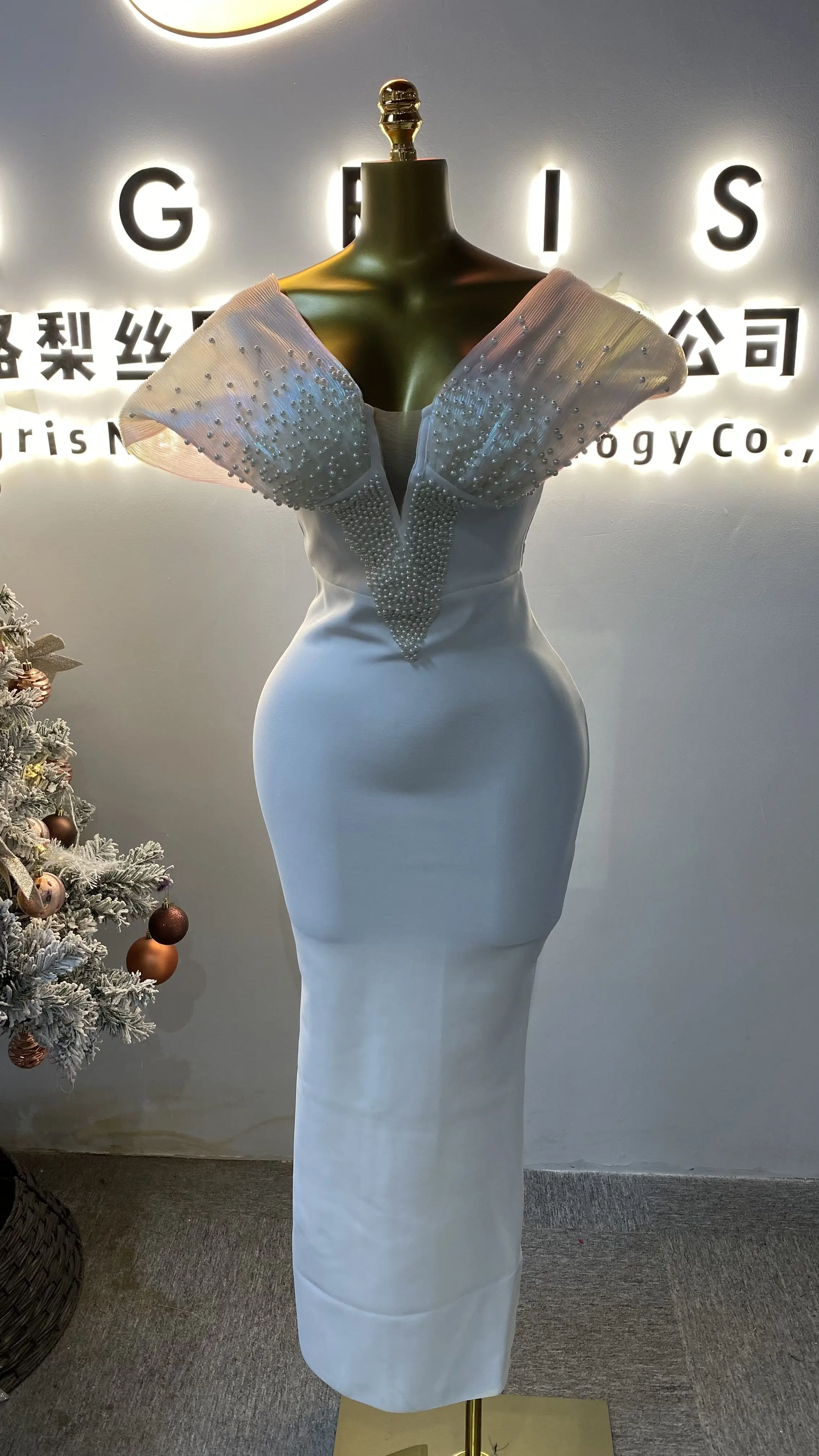 Custom-made, luxurious, and elegant floor-length evening gowns, perfect for women adorned with tassels.-GZXX128