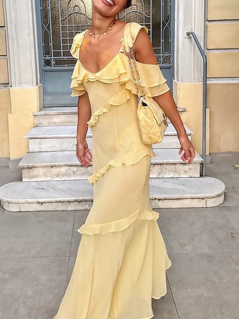 เดรสยาวทรงตรงผ้าชีฟองสีเหลืองแบบเซ็กซี่และชิคสำหรับผู้หญิง ดีไซน์ระบายหลายชั้น แฟชั่นฤดูใบไม้ร่วงปี 2025 เหมาะสำหรับงานปาร์ตี้กลางคืนและงานเลี้ยง