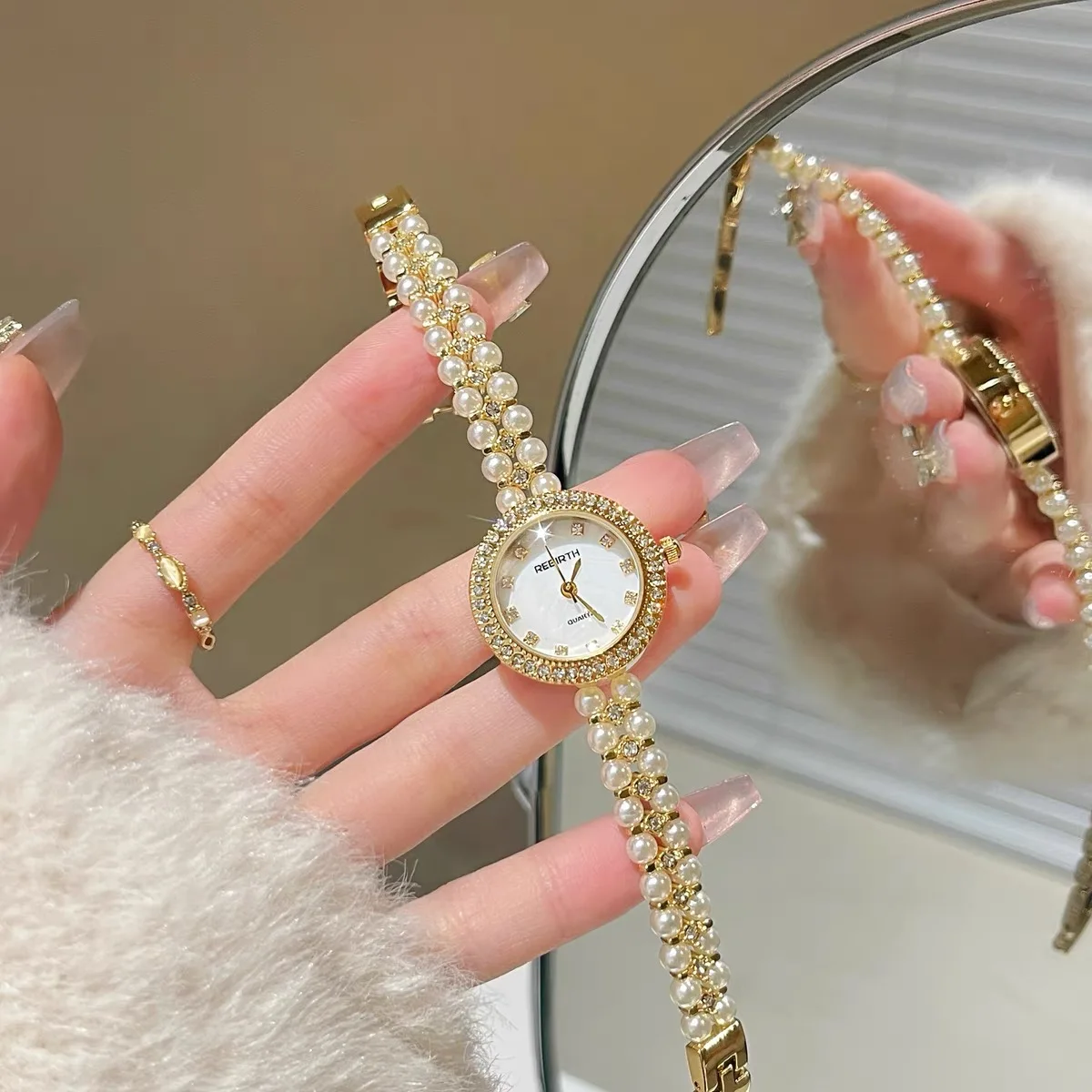 ساعة سوار فاخرة جديدة مرصعة باللؤلؤ، ساعة كوارتز نسائية عصرية صغيرة الحجم
