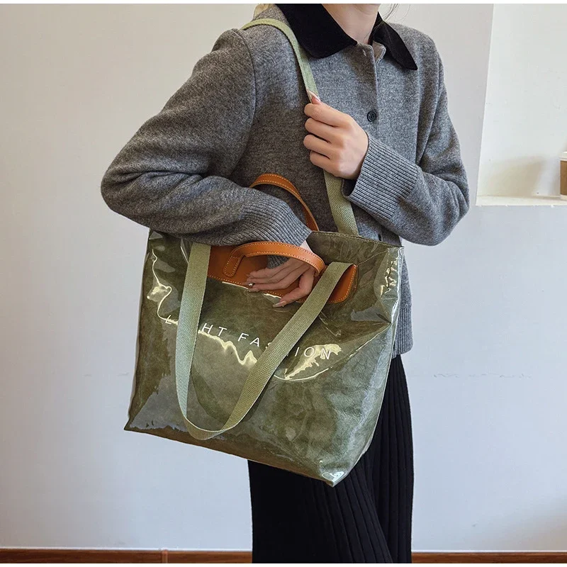 Klare Tragetasche aus PVC-Kraftpapier mit Farbkontrast, luxuriöse Vintage-Hobo-Umhängetasche, wasserdichte Shopper-Handtasche mit Buchstaben oben – Detail 13