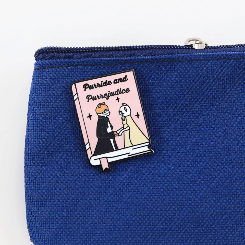 Niedliche rosa Buch-Emaille-Pin, lustige Katze, romantische Geschichtenbuch-Brosche, Jane Austen Buchliebhaber-Abzeichen, Literatur-Schmuckgeschenk für Katzenmütter – Detail 6